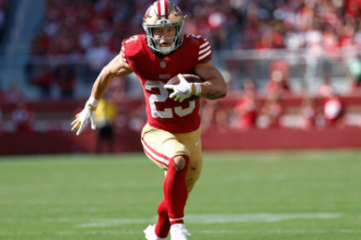 Christian McCaffrey em jogo dos playoffs da NFL pelo San Francisco 49ers
