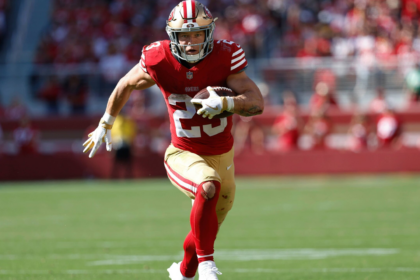 Christian McCaffrey em jogo dos playoffs da NFL pelo San Francisco 49ers