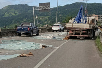 Carga de vidro espalhada na pista da BR-101 em Biguaçu após cair de caminhão