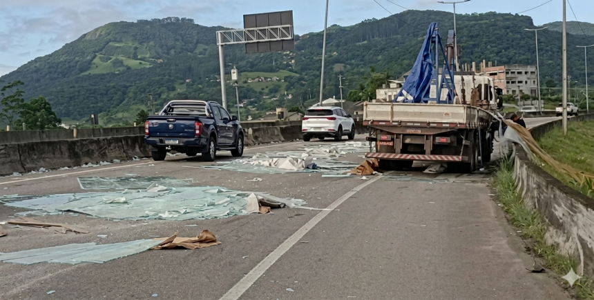 Carga de vidro espalhada na pista da BR-101 em Biguaçu após cair de caminhão