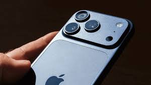 Imagem de um iPhone em destaque, representando smartphones importados afetados pelo aumento do imposto de importação no Brasil.