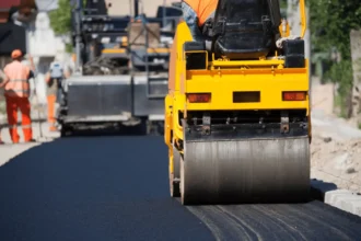 Prefeitura de Biguaçu abre licitação de R$ 2,5 milhões para obras de pavimentação e drenagem na rua Idelfonso Manoel Jacques, no bairro Rio Caveiras.