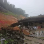 Deslizamento ocorreu após fortes chuvas (Foto: Thiago Fontoura, NSC TV)