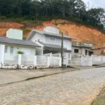 Deslizamento ocorreu após fortes chuvas (Foto: Thiago Fontoura, NSC TV)