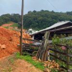 Deslizamento ocorreu após fortes chuvas (Foto: Thiago Fontoura, NSC TV)