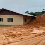 Deslizamento ocorreu após fortes chuvas (Foto: Thiago Fontoura, NSC TV)